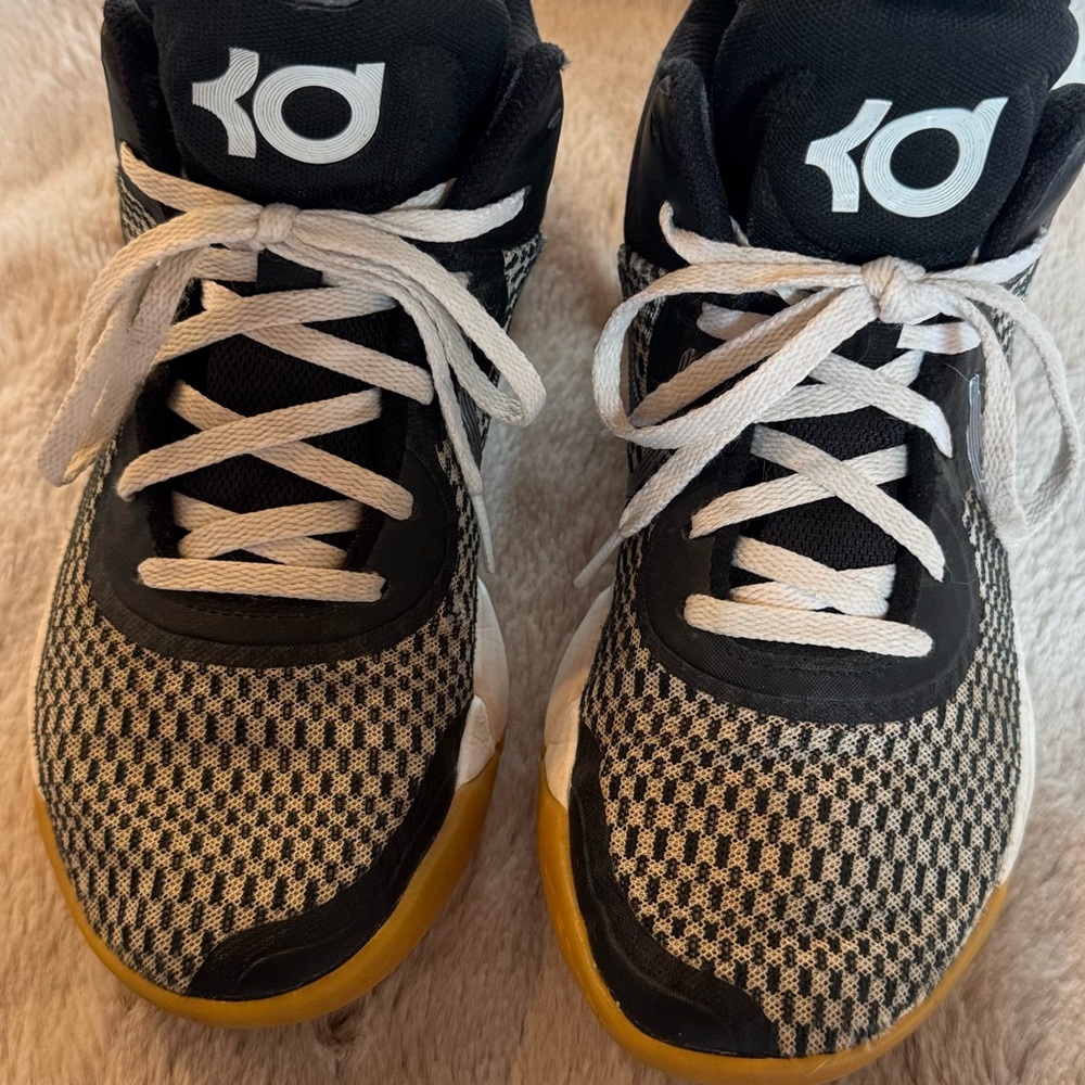 Nike Zoom KD Trey- . Black and White sneakers. Men’s size 7
